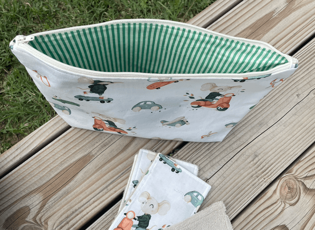 Trousse de toilette et 4 lingettes
